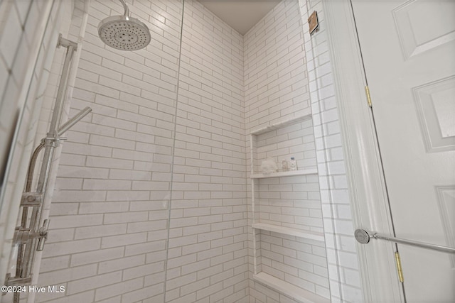 bathroom featuring a tile shower