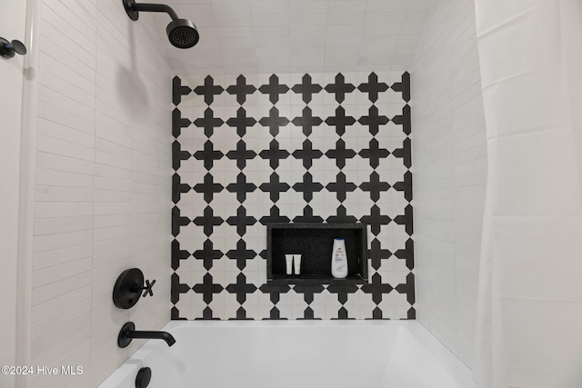 interior details with tiled shower / bath