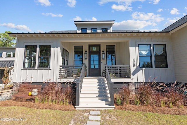 view of front of property featuring covered porch