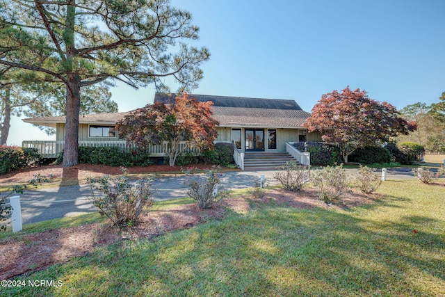 ranch-style house featuring a front lawn