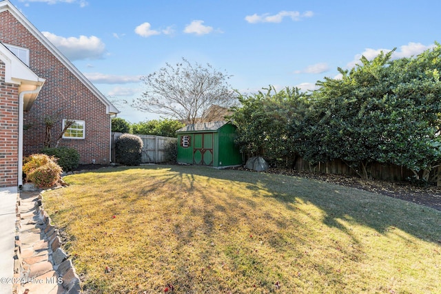 view of yard featuring a storage unit