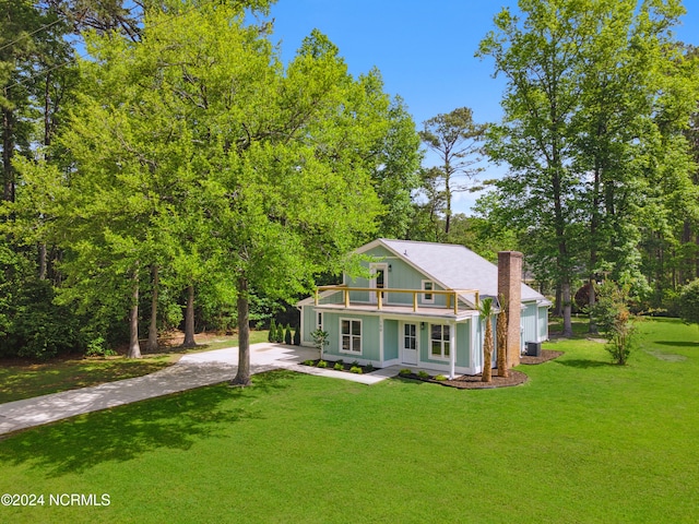 view of front of home with a front lawn