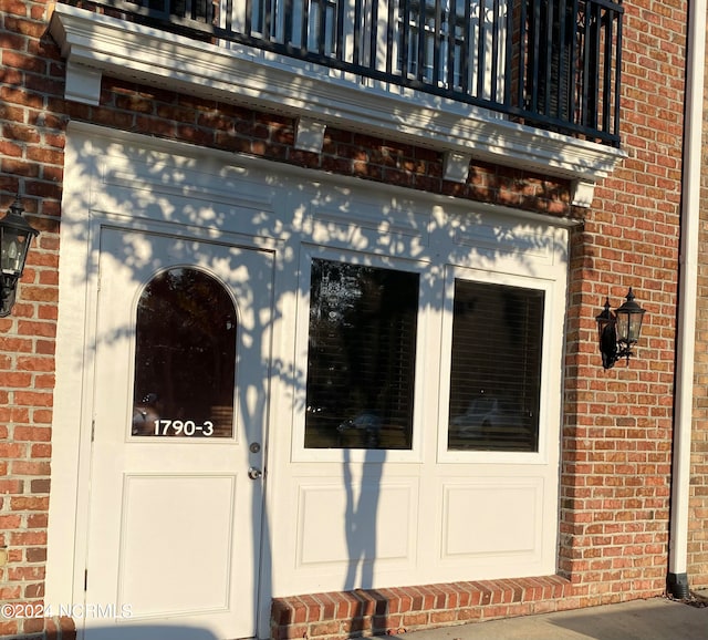 property entrance with a balcony