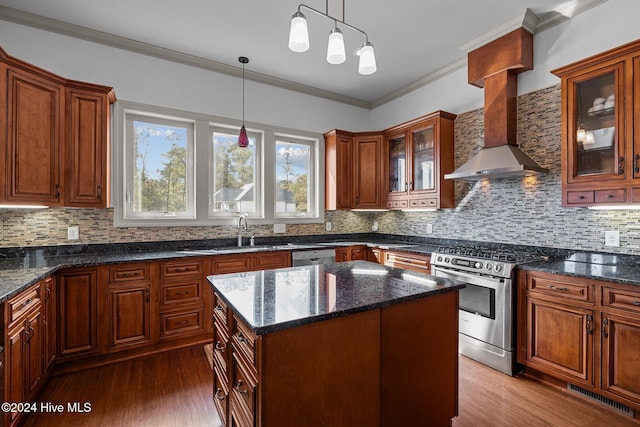 kitchen featuring stainless steel appliances, backsplash, pendant lighting, and a center island