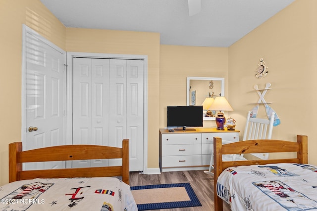 bedroom with ceiling fan, light wood-type flooring, and a closet