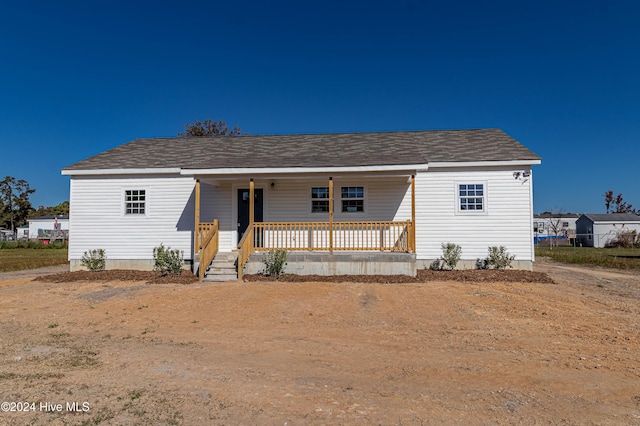 view of front of home featuring a front lawn