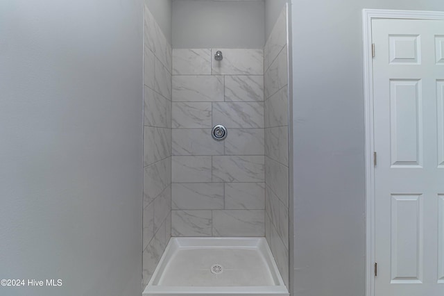 bathroom featuring tiled shower