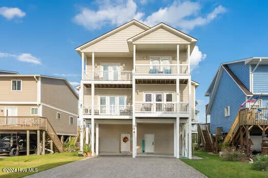 view of front of property featuring a balcony