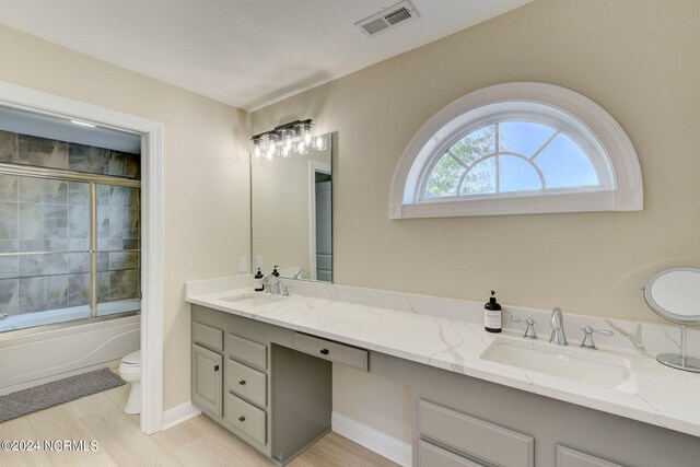 bathroom featuring tiled shower