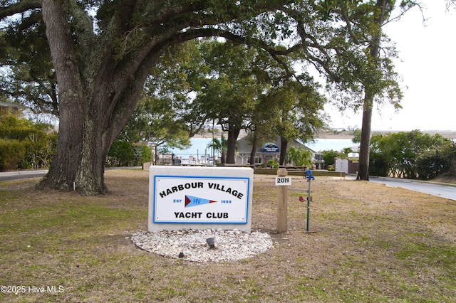 view of home's community featuring a yard