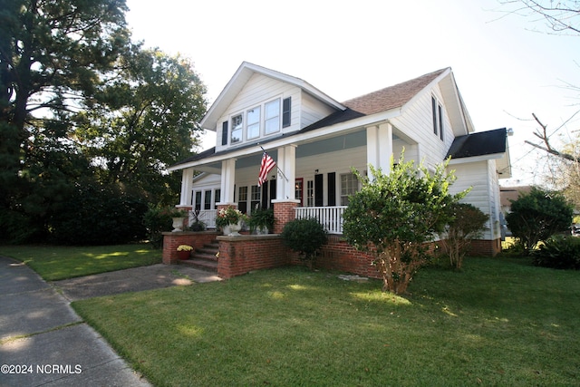 view of front of property featuring a front yard and covered porch