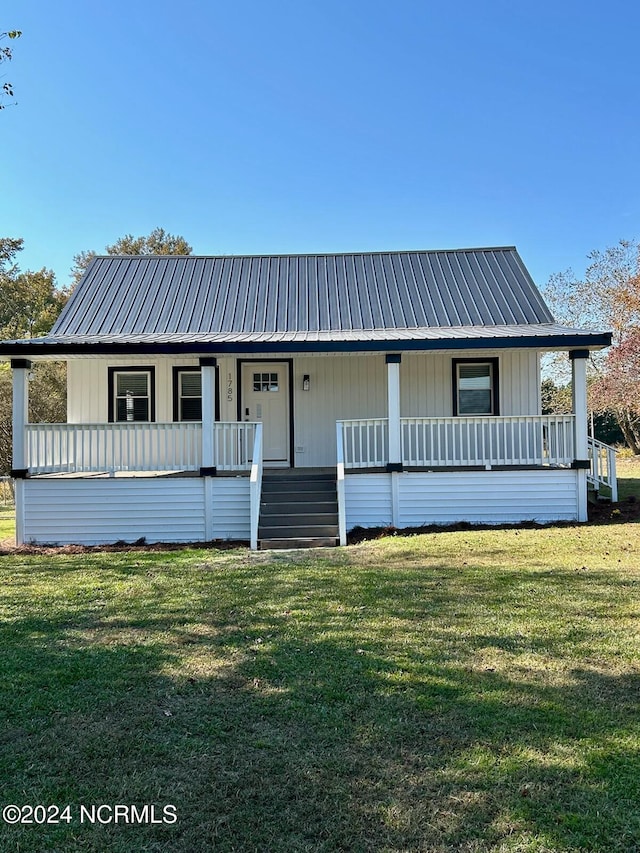 view of front facade with a front lawn and a porch