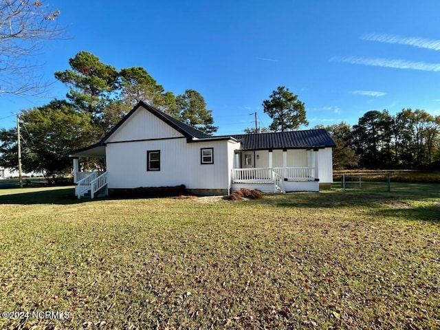 view of front of home featuring a front yard and covered porch