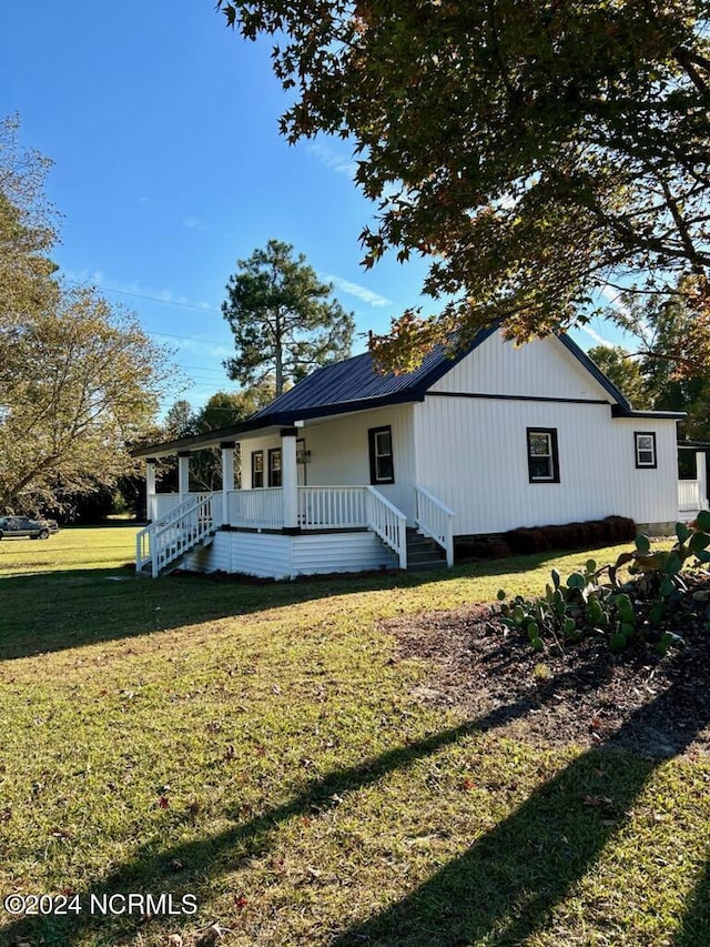 view of front facade featuring a porch and a front lawn