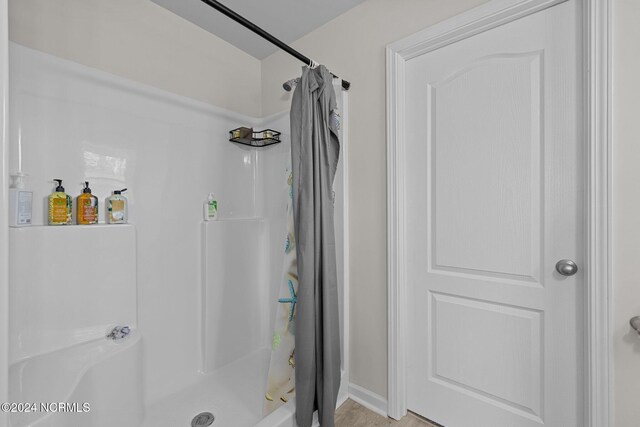 bathroom featuring curtained shower