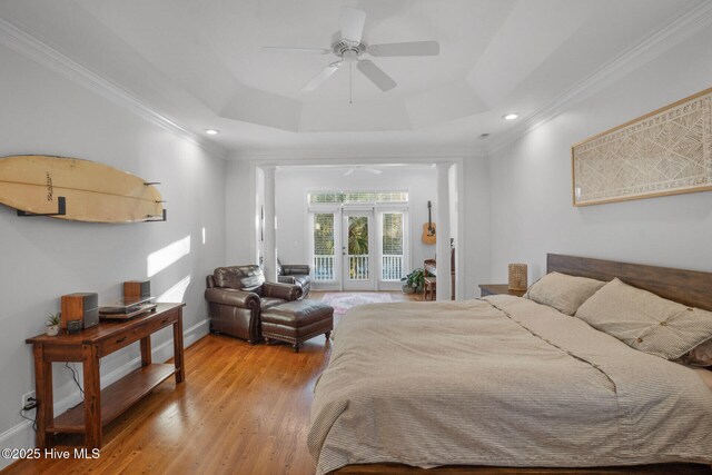 living area with light hardwood / wood-style flooring, ceiling fan, and crown molding