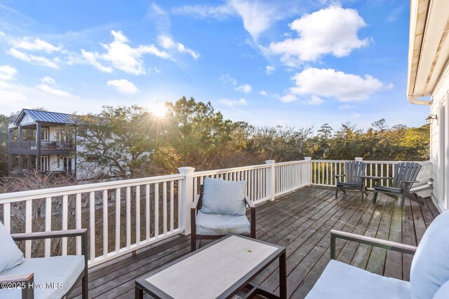 sunroom with ceiling fan