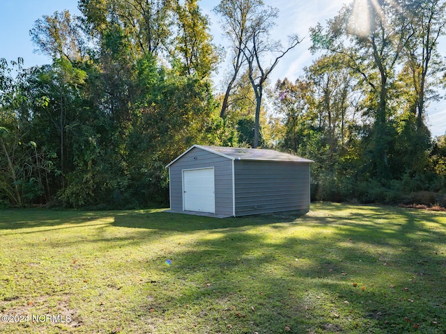 view of yard with an outdoor structure