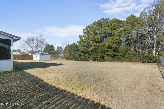 view of yard featuring a shed