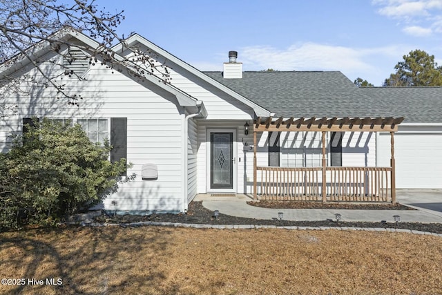 view of front facade featuring a front lawn and a garage