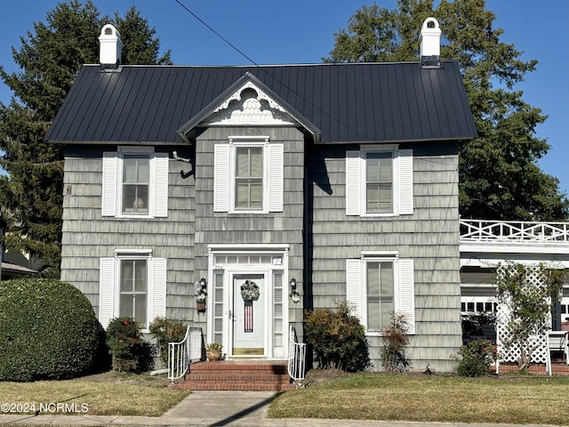 view of front of house featuring a front lawn