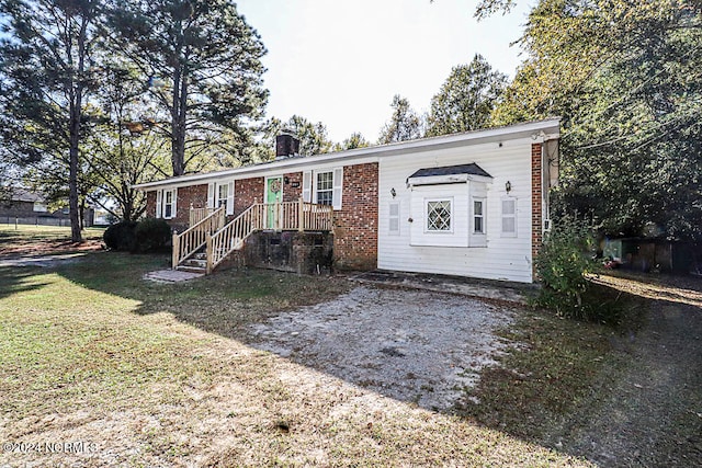 ranch-style house featuring a front lawn