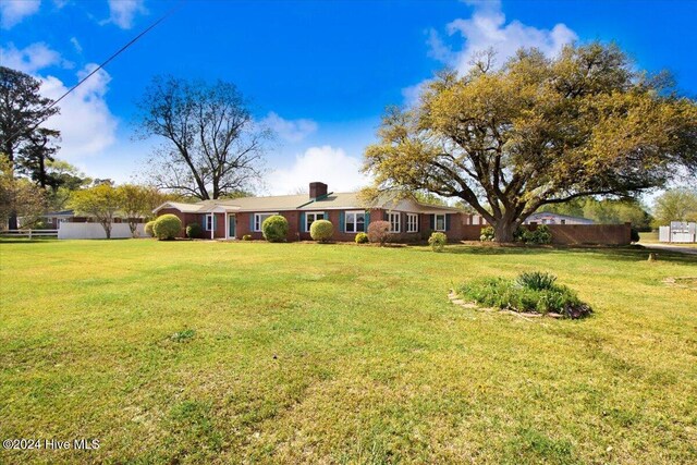 single story home featuring a front yard