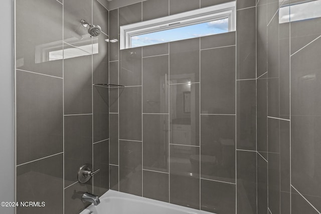 bathroom featuring tiled shower / bath