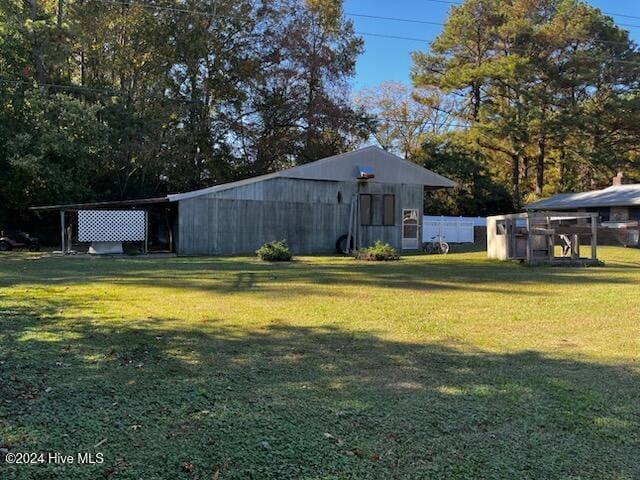 view of yard featuring an outbuilding