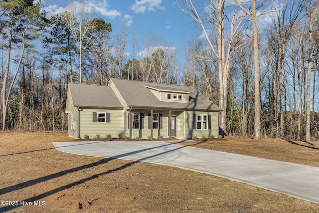 front of property featuring a front lawn