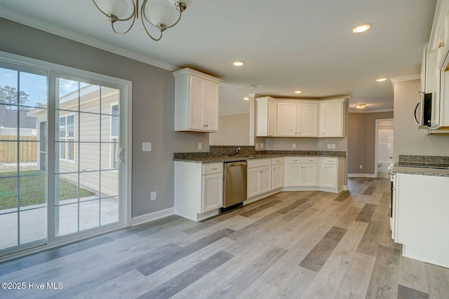 kitchen featuring stainless steel appliances, baseboards, a chandelier, and crown molding