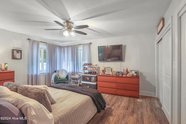 bedroom featuring hardwood / wood-style floors, ceiling fan, and a closet