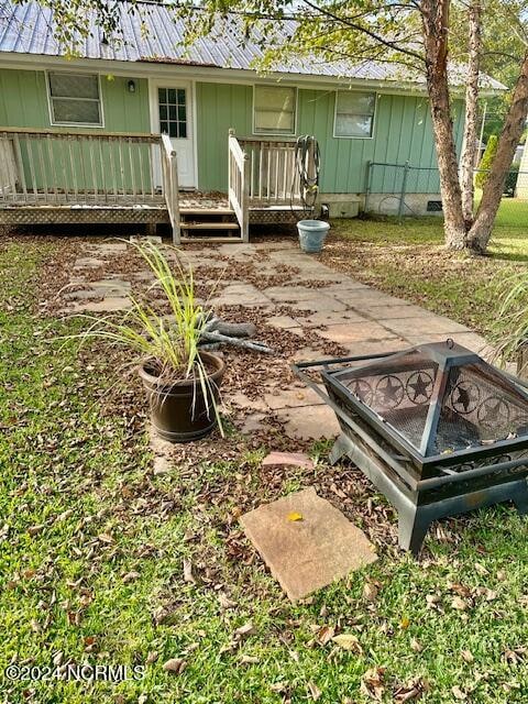 view of yard featuring an outdoor fire pit