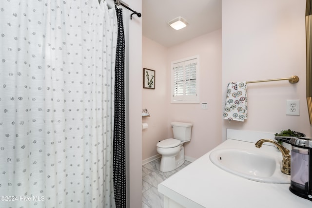 bathroom with a shower with shower curtain, vanity, and toilet