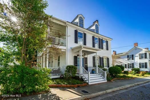 view of front of property featuring covered porch