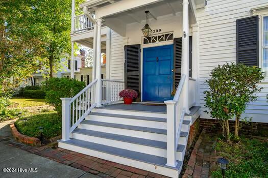 entrance to property with a balcony