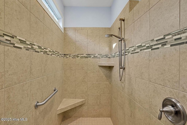 bathroom featuring a tile shower