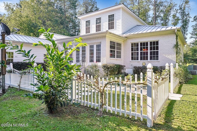 view of front of house with a front yard