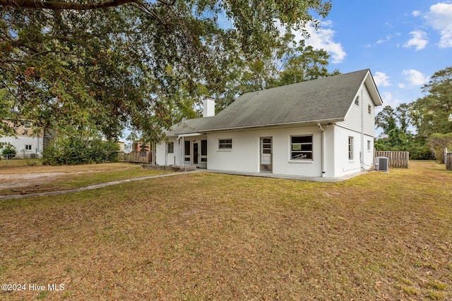 view of front facade featuring a front yard and central AC