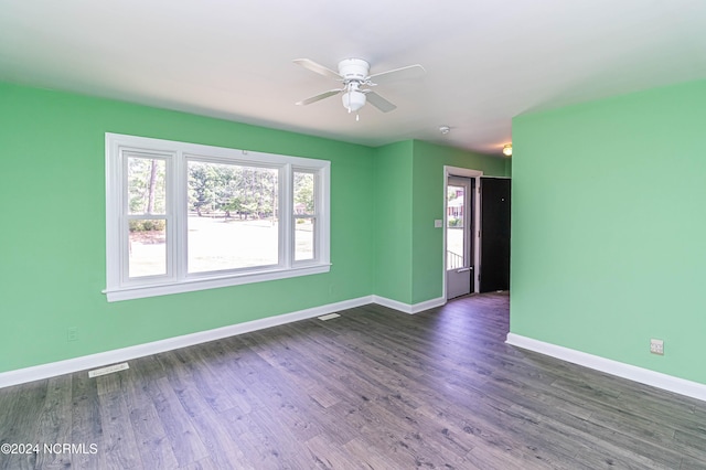 unfurnished room with dark wood-type flooring and ceiling fan