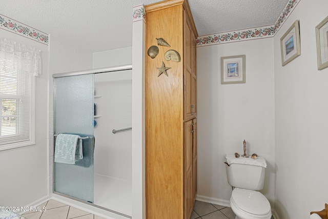 bathroom featuring toilet, a textured ceiling, tile patterned floors, and an enclosed shower