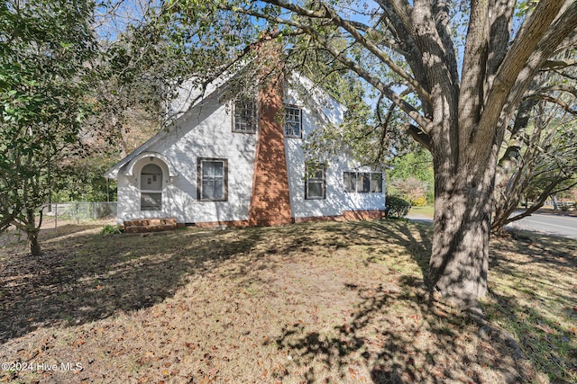 view of front facade featuring a front lawn