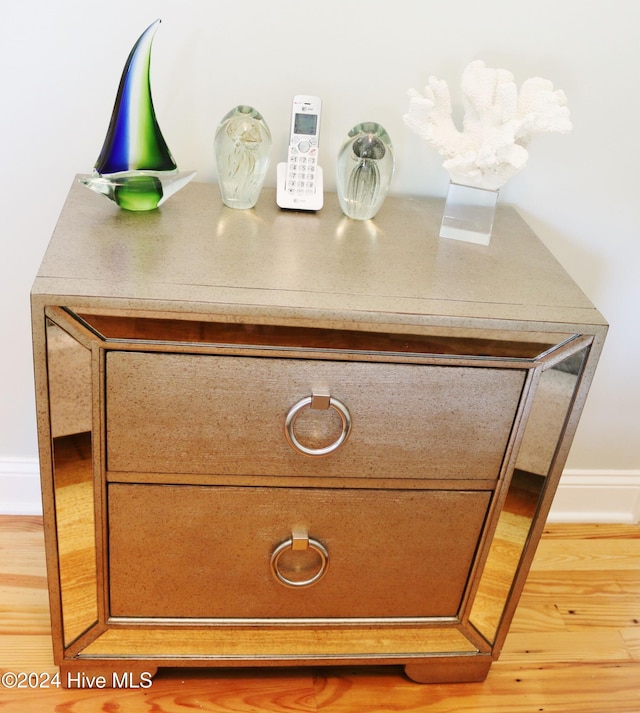 details featuring hardwood / wood-style flooring