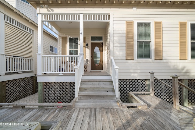 property entrance featuring a deck