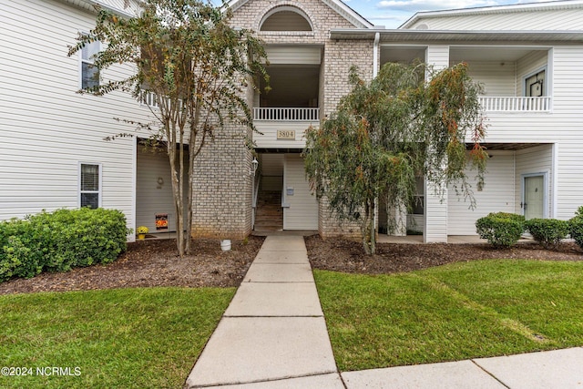 view of front of home featuring a front lawn