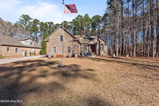 view of front of house featuring a front lawn