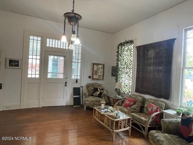 foyer entrance featuring a notable chandelier and dark hardwood / wood-style floors