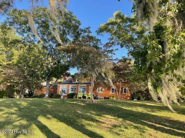 view of front of house with a front yard