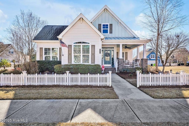 view of front of property with ceiling fan and covered porch