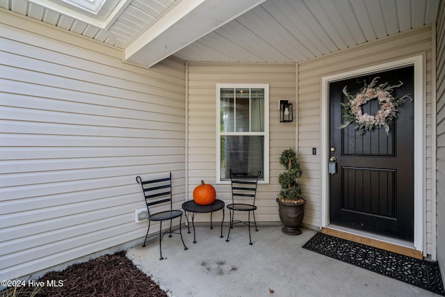 property entrance featuring a porch